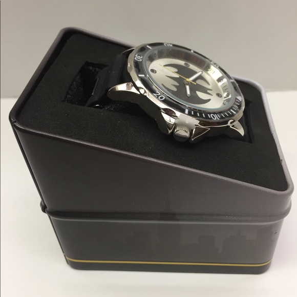 BATMAN 🦇 ANALOG WATCH SLVR BLK DC COMICS LRG FACE - Picture 3 of 8